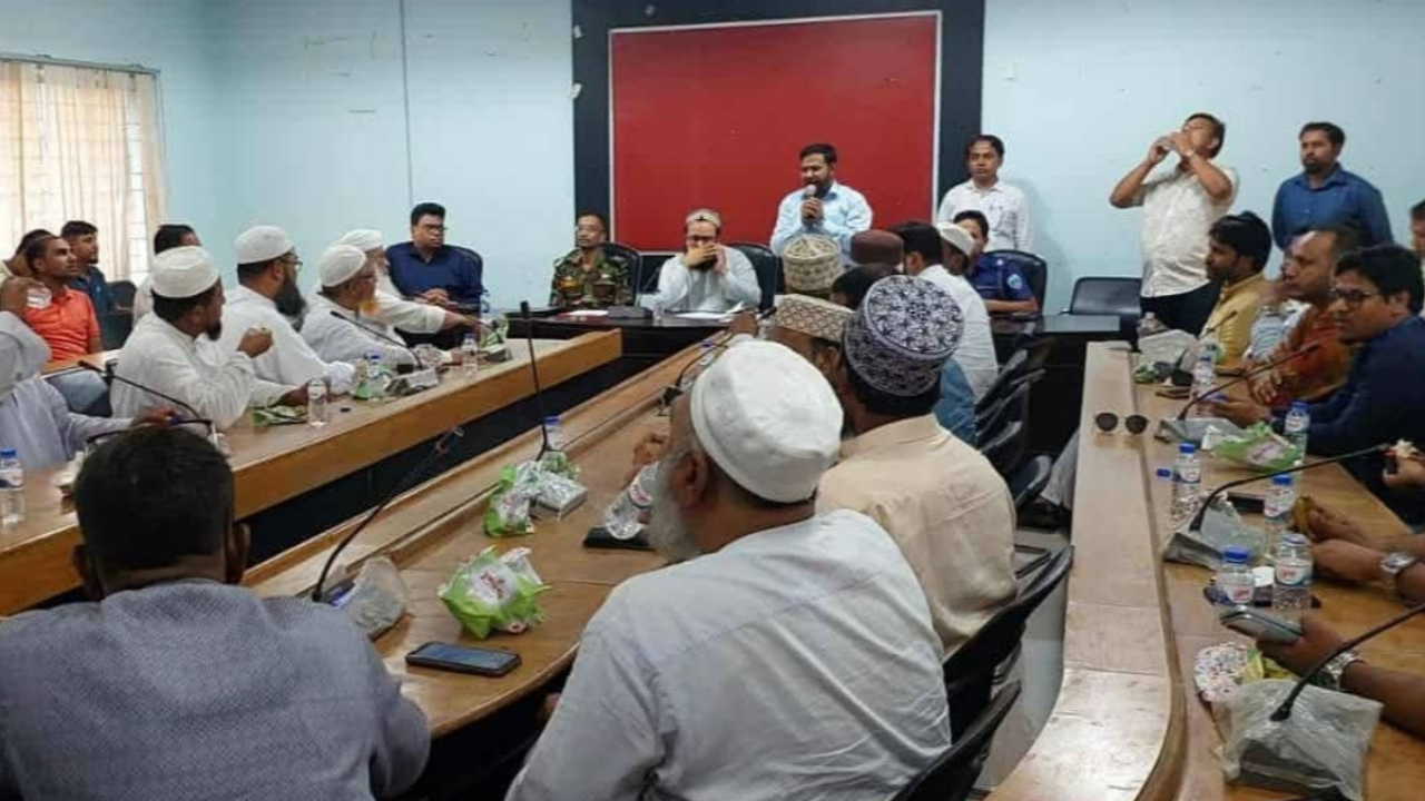 হাটহাজারীতে পরিস্থিতি শান্ত রাখতে প্রশাসনের সমঝোতা বৈঠক